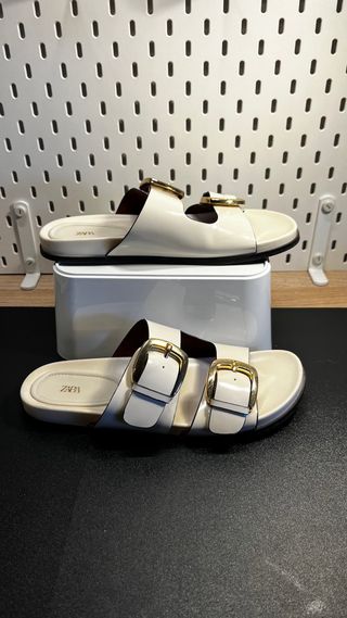 Sandalias Zara blancas con hebillas doradas