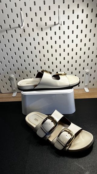 Sandalias Zara blancas con hebillas doradas