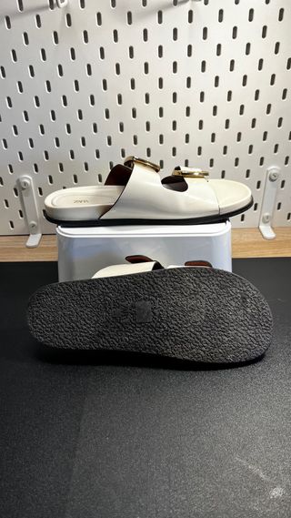 Sandalias Zara blancas con hebillas doradas