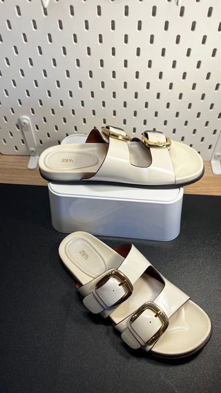Sandalias Zara blancas con hebillas doradas