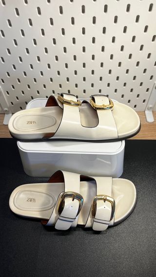 Sandalias Zara blancas con hebillas doradas