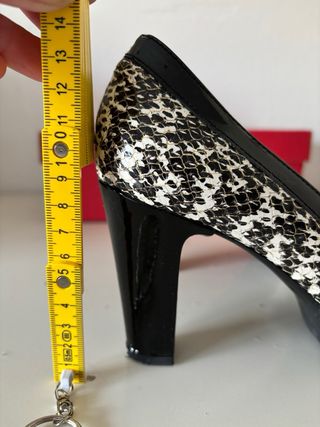 Zapatos Wonders charol piel serpiente talla 37