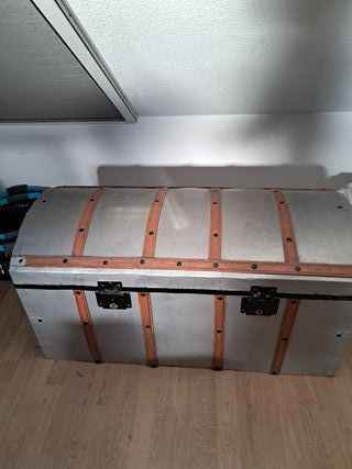 Baúl vintage de metal y madera maciza