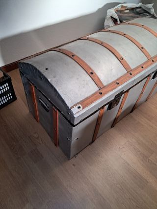 Baúl vintage de metal y madera maciza