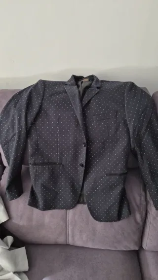 Traje de hombre negro con puntos blancos