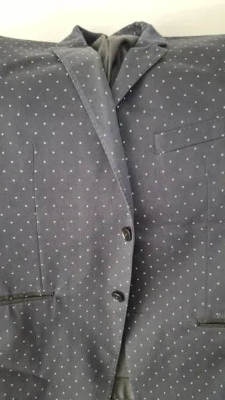 Traje de hombre negro con puntos blancos