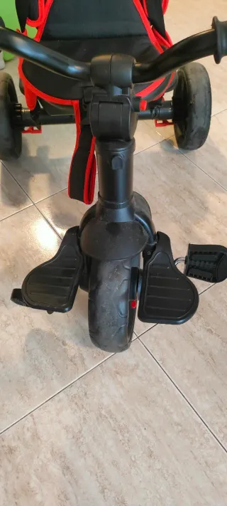 Triciclo infantil rojo y negro MOLTO Urban Bike