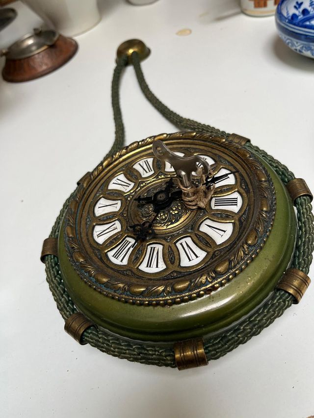 Reloj de cuerda manual antiguo