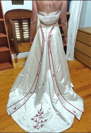 Vestido de Novia Blanco con Detalles Rojos