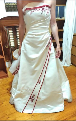 Vestido de Novia Blanco con Detalles Rojos