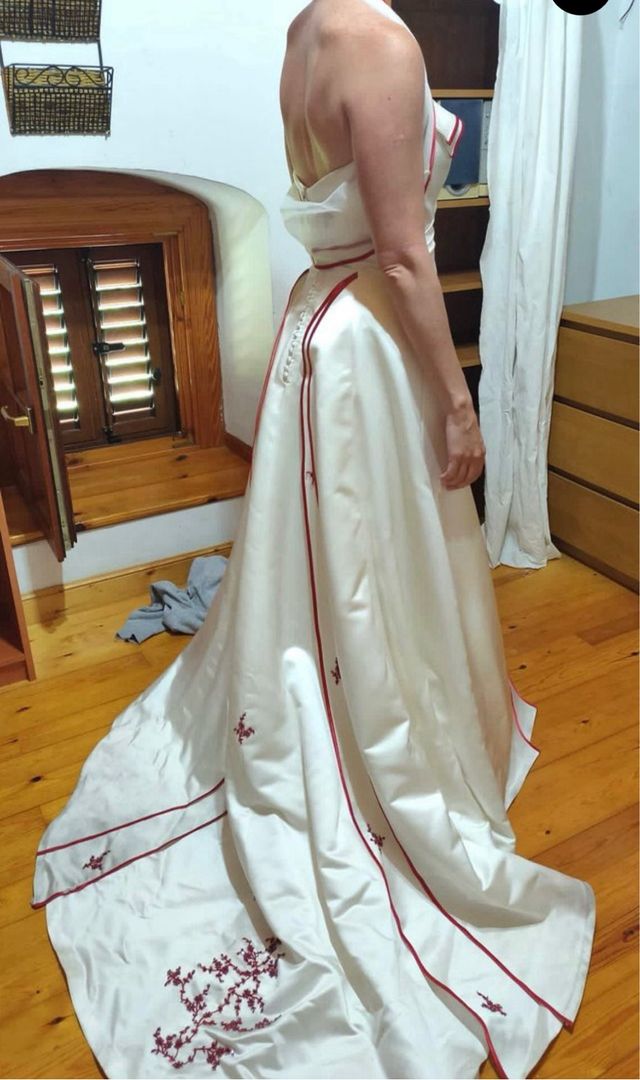 Vestido de Novia Blanco con Detalles Rojos