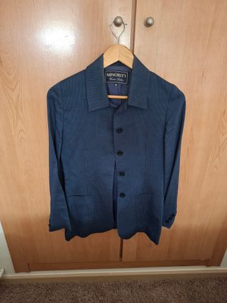 Traje de chaqueta azul con raya negra