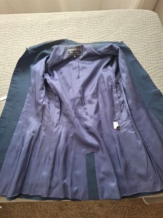 Traje de chaqueta azul con raya negra