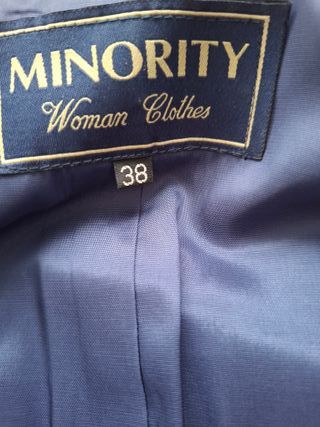 Traje de chaqueta azul con raya negra