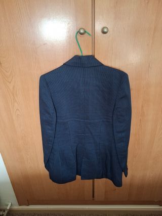 Traje de chaqueta azul con raya negra