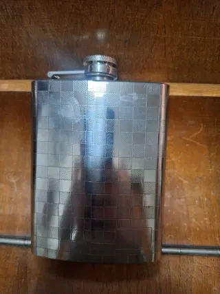 Petaca de plata con diseño