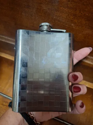 Petaca de plata con diseño