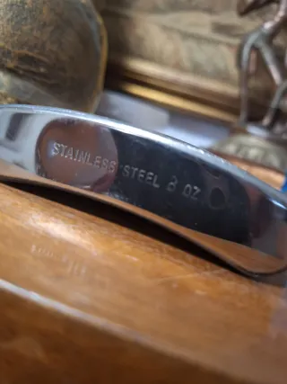 Petaca de plata con diseño