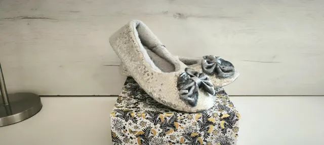 Bailarinas plateadas con lazo