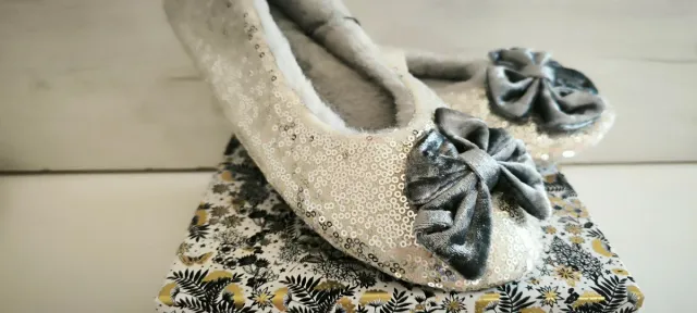 Bailarinas plateadas con lazo