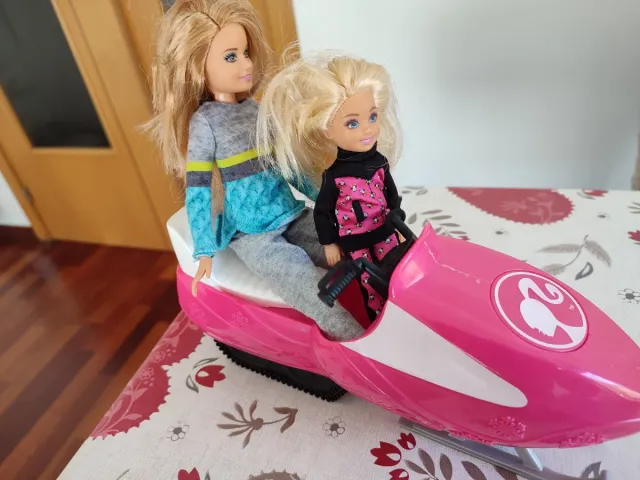 Moto de nieve de Barbie con sus hermanas