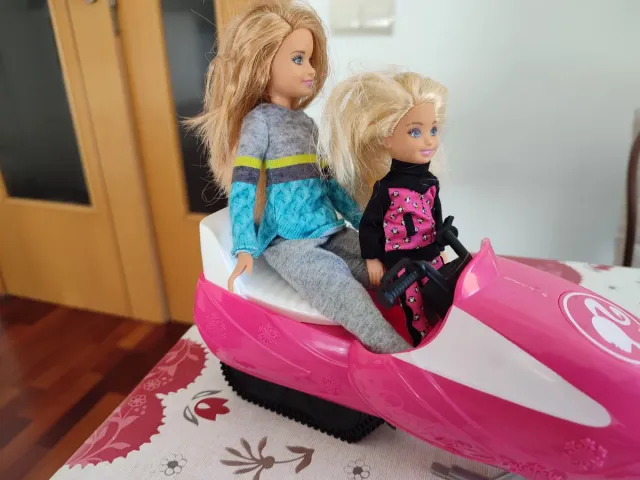 Moto de nieve de Barbie con sus hermanas