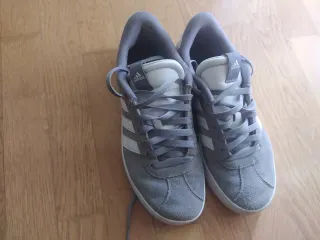 Adidas Bambas Gris y Blanco