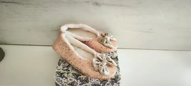 Bailarinas doradas y rosas con lazo