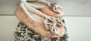 Bailarinas doradas y rosas con lazo