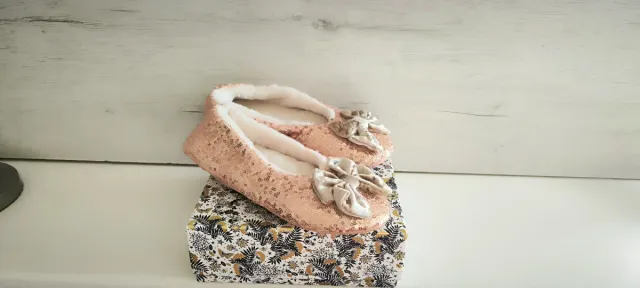 Bailarinas doradas y rosas con lazo