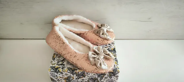 Bailarinas doradas y rosas con lazo