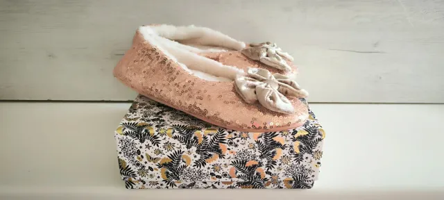 Bailarinas doradas y rosas con lazo