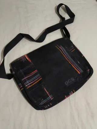 Mochila portátil negra con diseño multicolor
