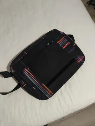 Mochila portátil negra con diseño multicolor