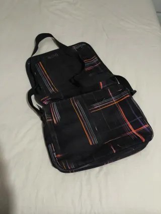Mochila portátil negra con diseño multicolor