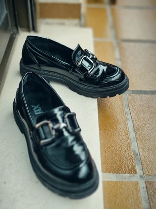 Mocasines negros charol hebilla