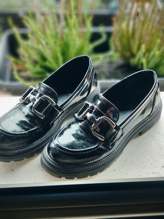 Mocasines negros charol hebilla