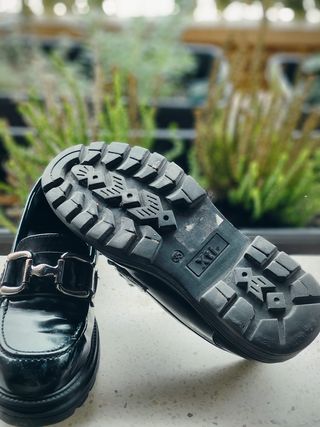 Mocasines negros charol hebilla