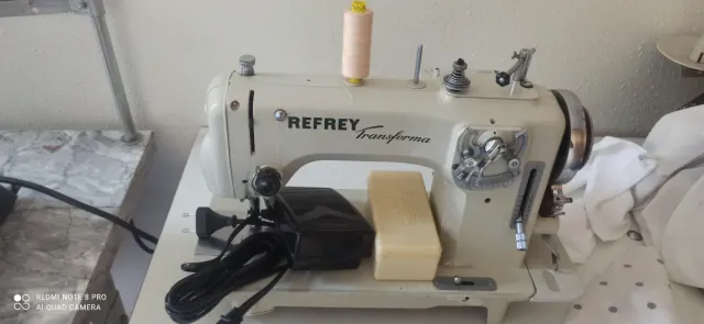 Máquina de coser y bordar REFREY 427