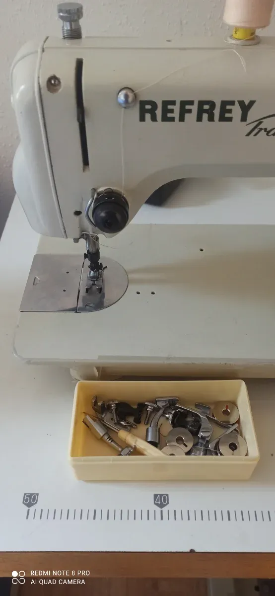 Máquina de coser y bordar REFREY 427