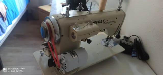 Máquina de coser y bordar REFREY 427