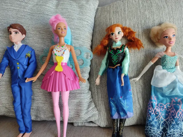 Muñecos Barbie, Frozen y novio Mal