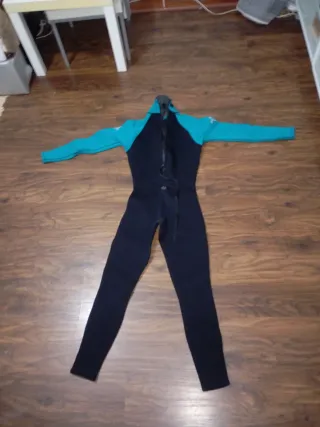 Traje de neopreno con capucha