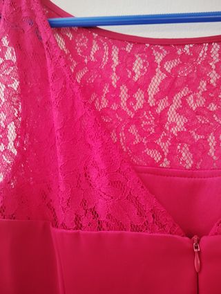 Vestido de fiesta rosa con encaje