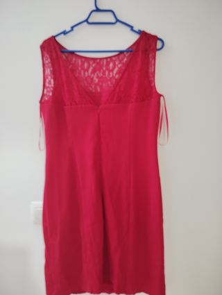 Vestido de fiesta rosa con encaje