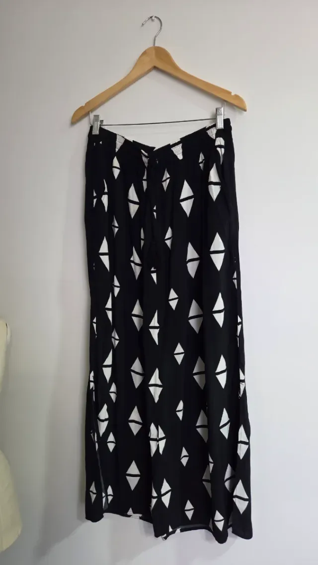 Falda maxi, fondo negro, figuras en blanco