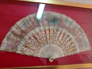 Antiguo abanico de nácar hecho a mano