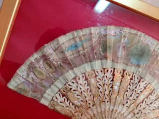 Antiguo abanico de nácar hecho a mano