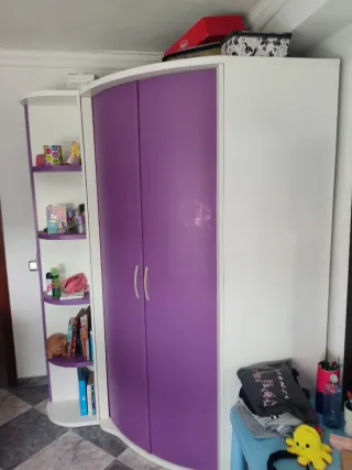 Escritorio infantil morado y blanco.armario y cajo