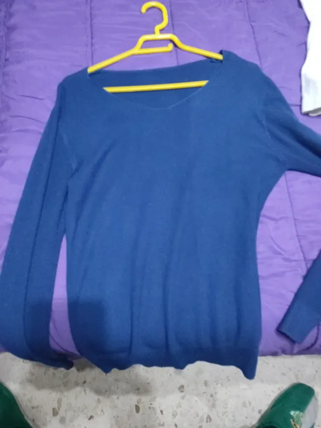 Camiseta azul hombre cuello abierto